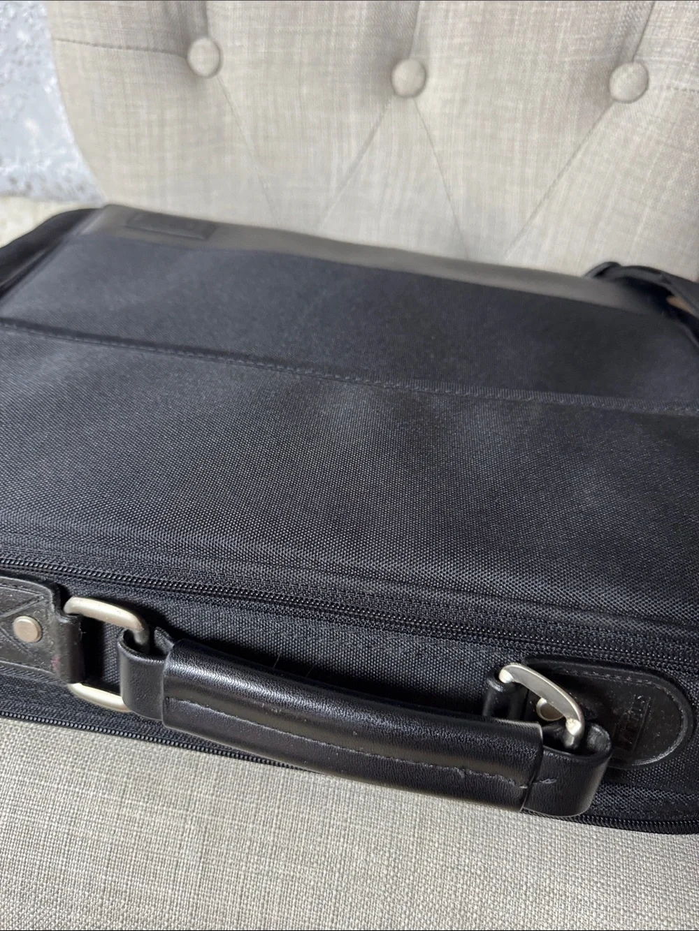 Targus Black Men's Laptop Messenger Bag with Shoulder Strap